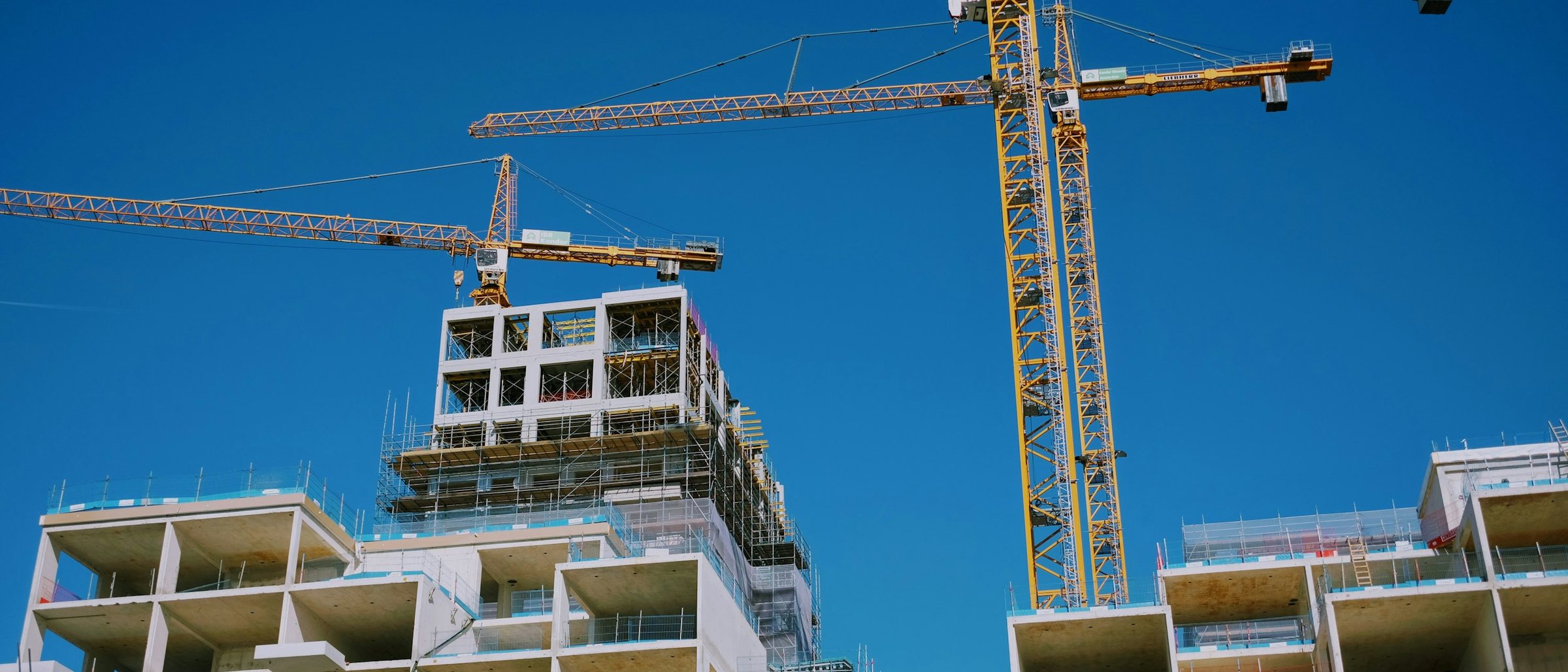 Concrete structure rising under tower cranes